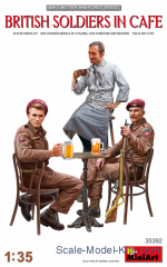 MA35392 British Soldiers in Cafe